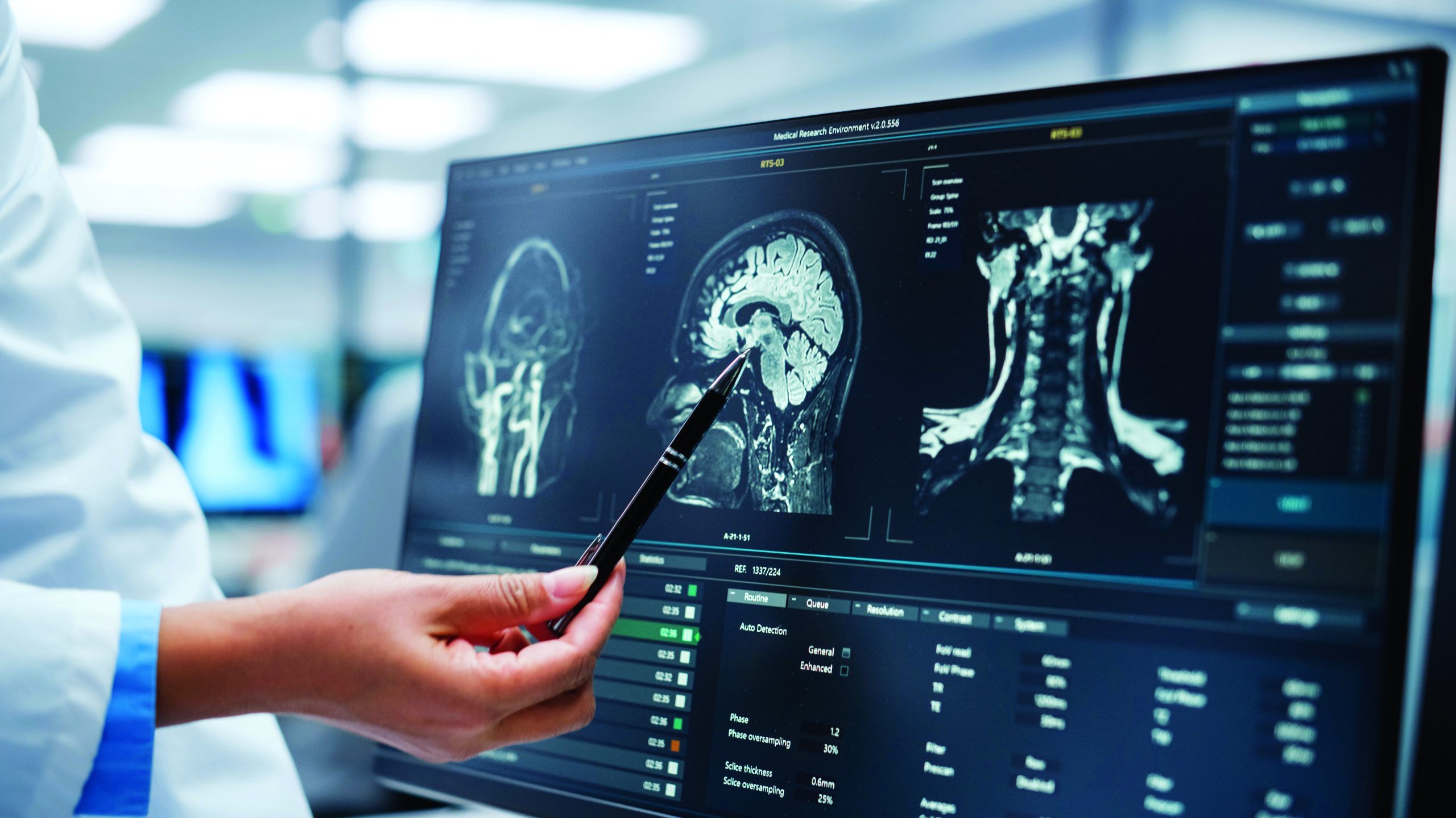 Medical,Hospital:,Neurologist,And,Neurosurgeon,Talk,,Use,Computer,,Analyse,Patient