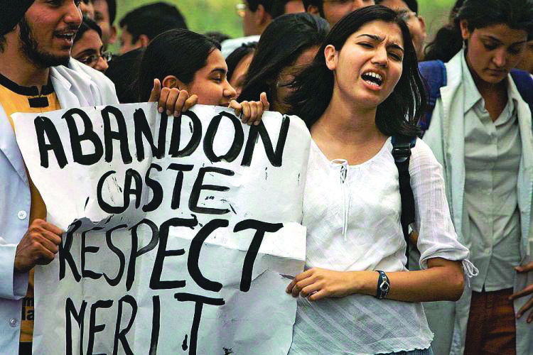 Medical-students-protest-against-reservations-in-2006-1
