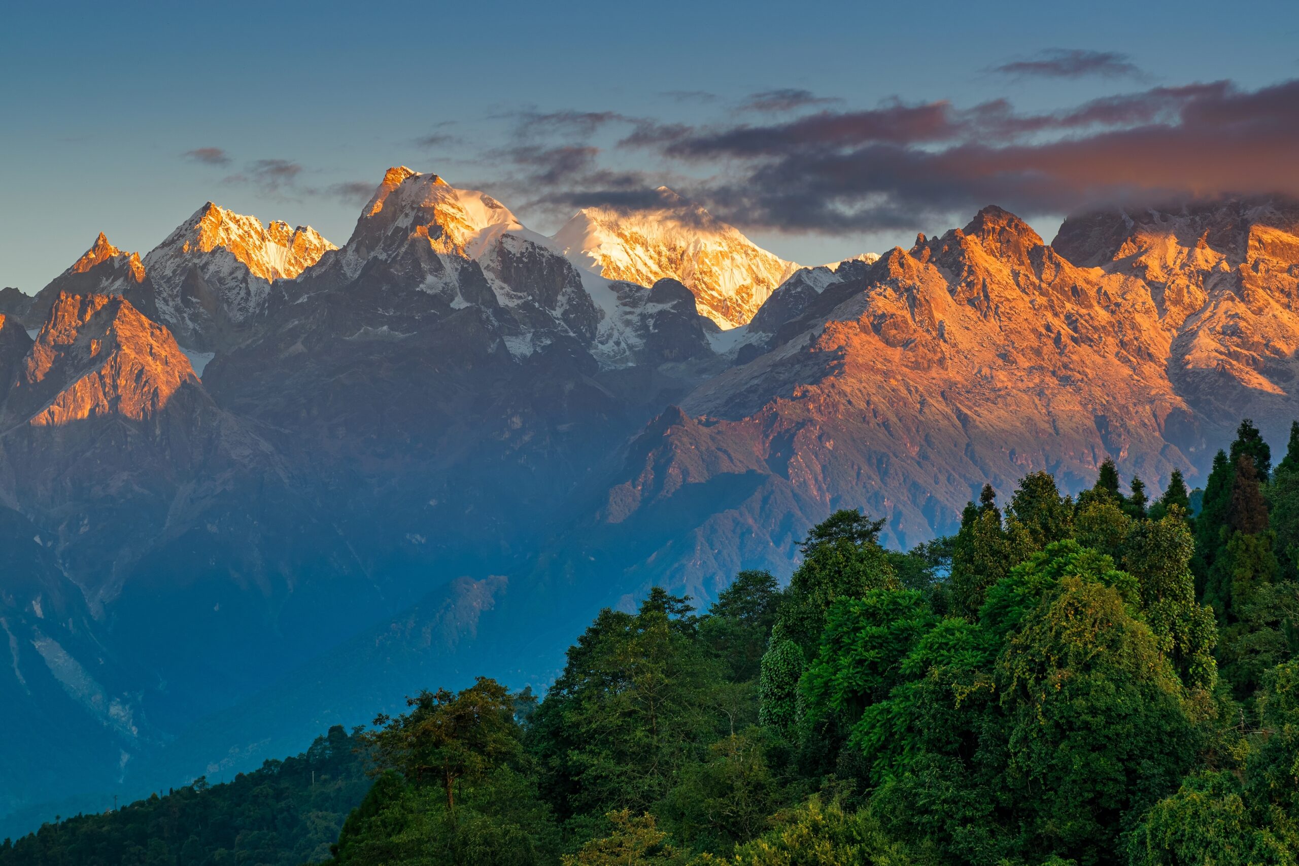 Beautiful,First,Light,From,Sunrise,On,Mount,Kanchenjugha,,Himalayan,Mountain