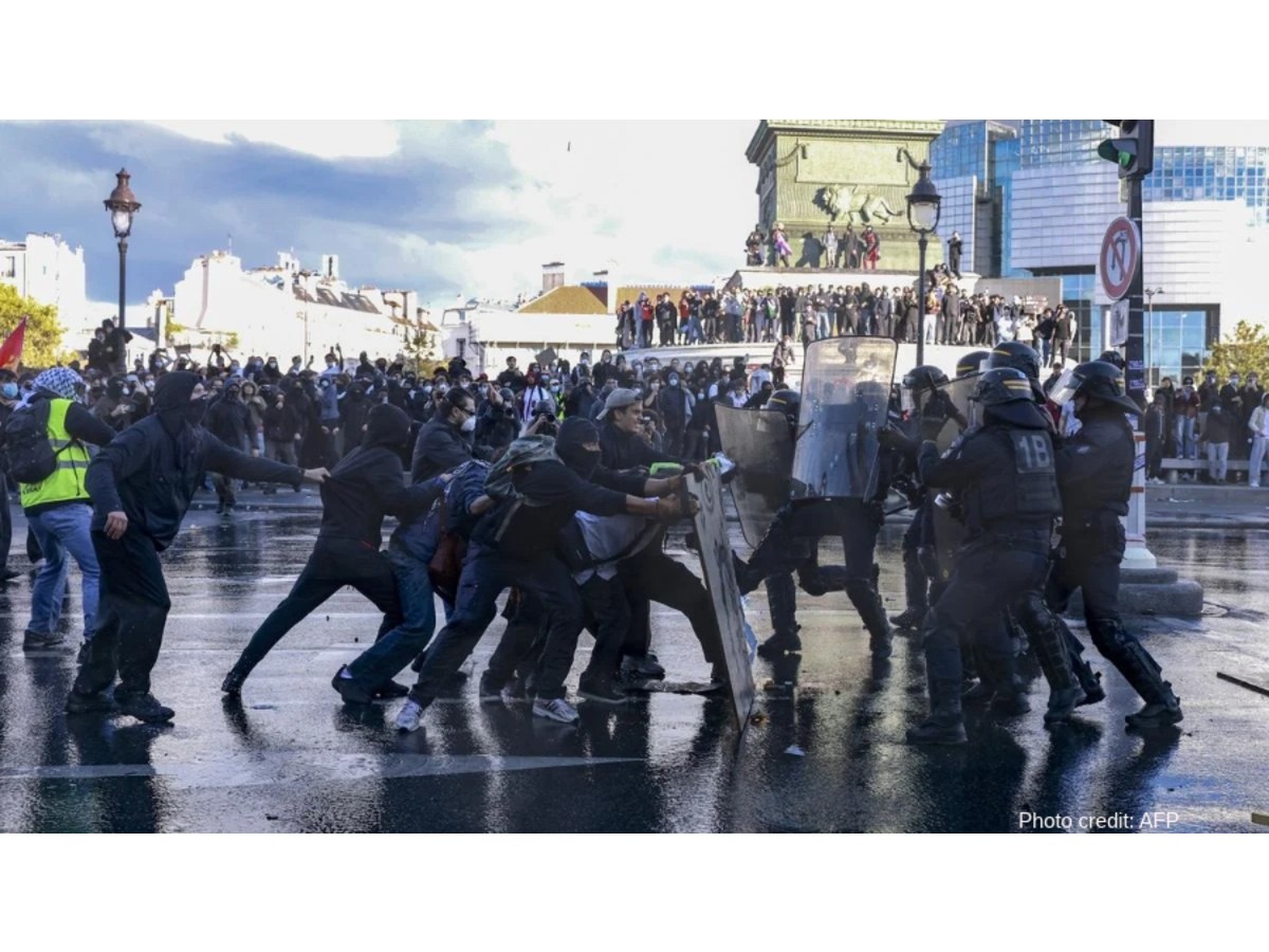 France offers new university admissions in bid to defuse protests